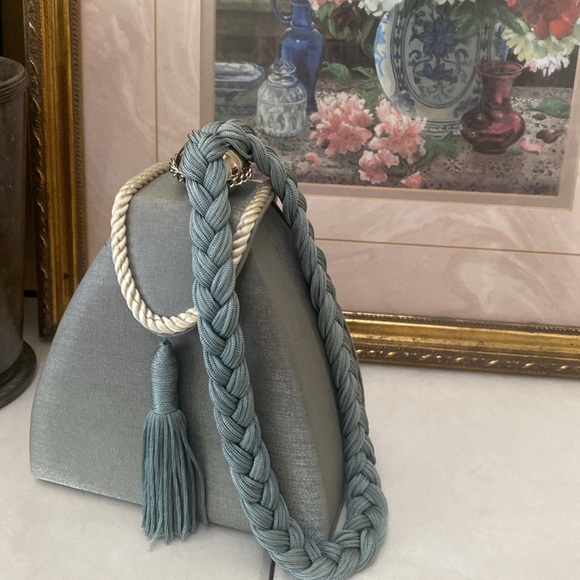 Triangular grey satin organza evening bag with tassel - Picture 2 of 6